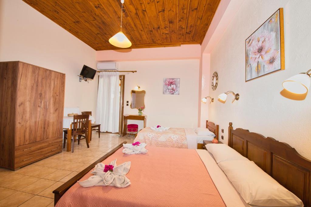 Postel nebo postele na pokoji v ubytování Naftilos Guest House
