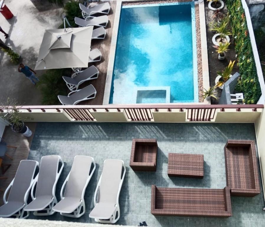 Bazén v ubytování Madi Grand Maldives nebo v jeho okolí