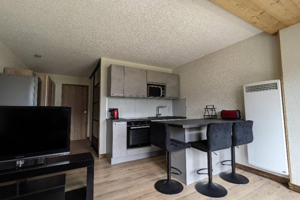 - une cuisine avec un comptoir dans une pièce dans l'établissement Location appartement montagne, à Châtel