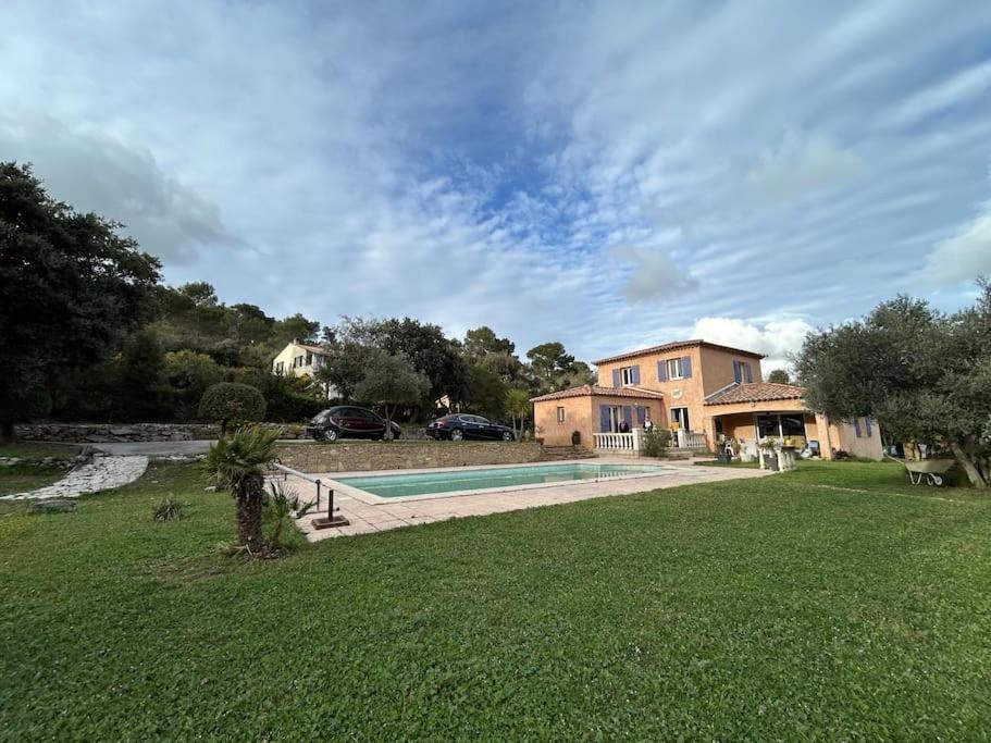 La pinède, 8 couchages vaste terrain piscine في Garéoult: منزل به حوض سباحة في الفناء