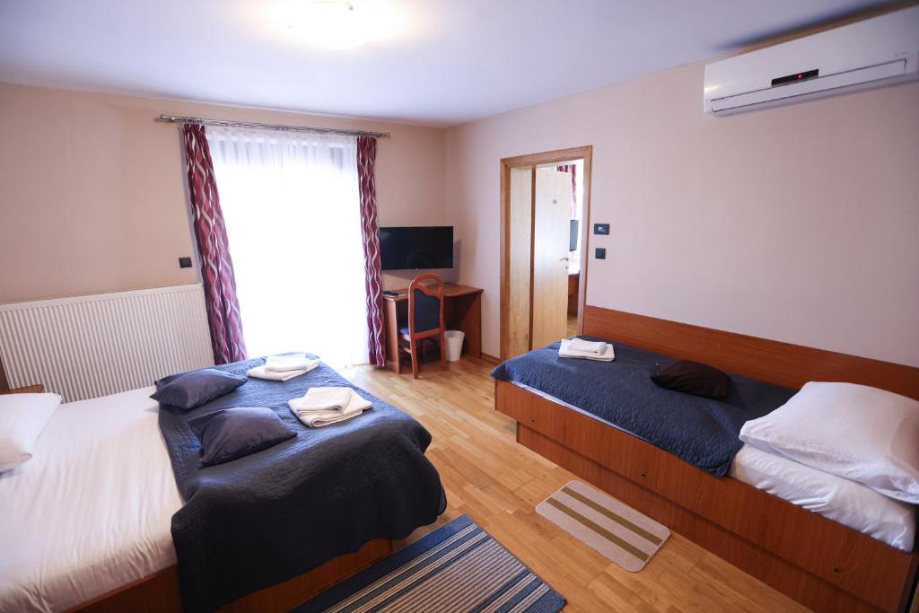 Hotel Zagi - Salle Familiale Avec Balcon