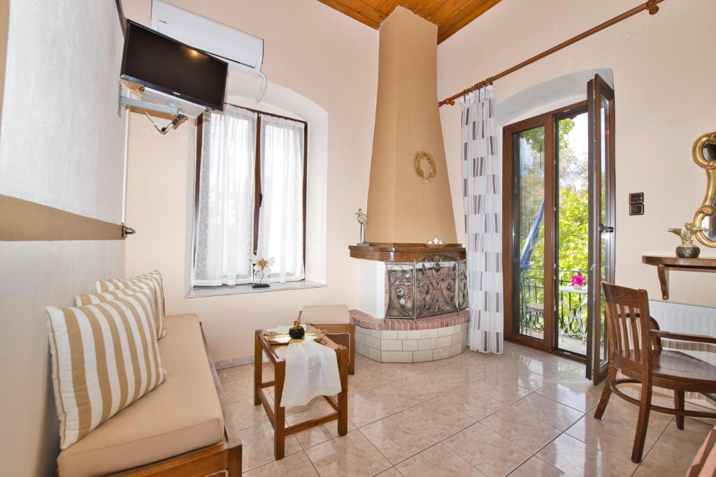 TV a/nebo společenská místnost v ubytování Naftilos Guest House