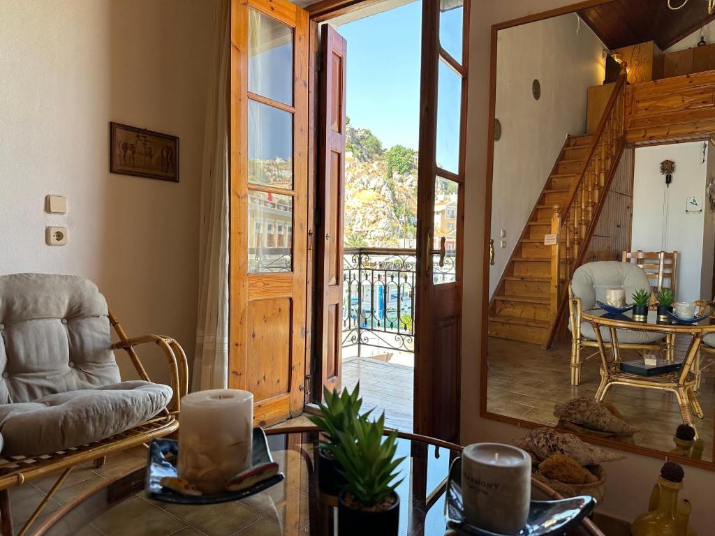 een woonkamer met een stoel en een spiegel bij Amorosa House in Symi
