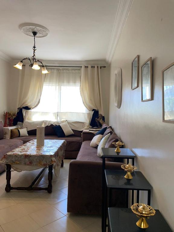 a living room with a couch and a table at Appartement au centre ville pres de la plage in El Jadida