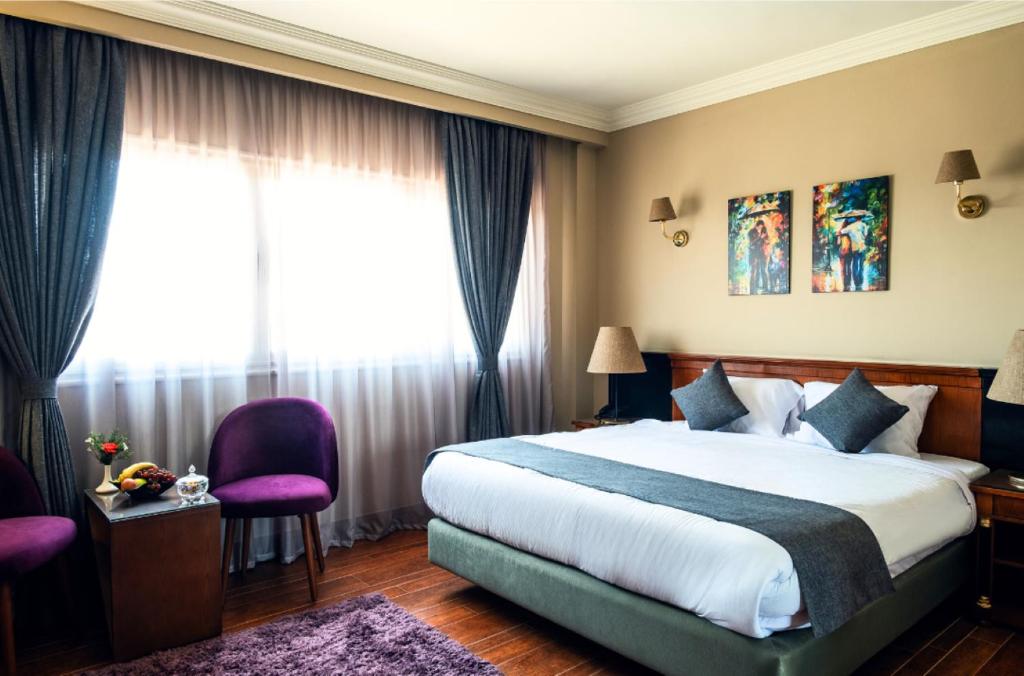 Postel nebo postele na pokoji v ubytování Marwa Palace Hotel Cairo