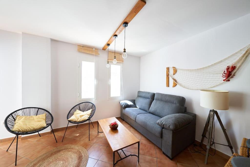 una sala de estar con un sofá y dos sillas en Bogavante, en La Isleta del Moro