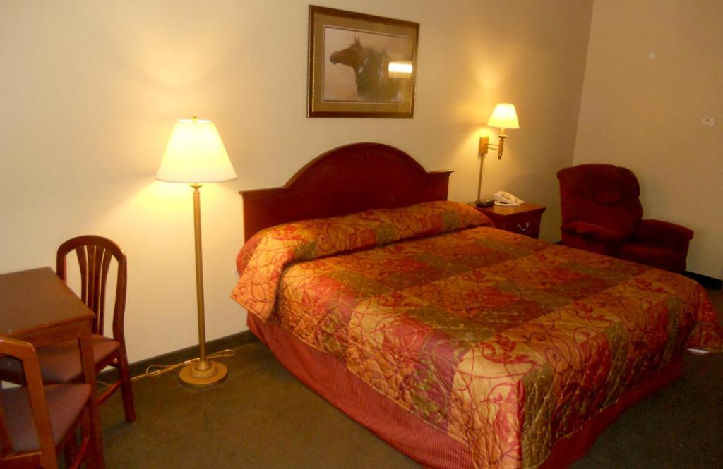 Postel nebo postele na pokoji v ubytování Sandhills Guest House Motel