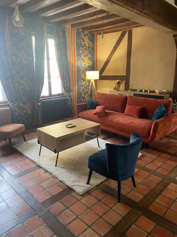 un salon avec un canapé et une table dans l'établissement Maison Saint Pierre, à Chartres