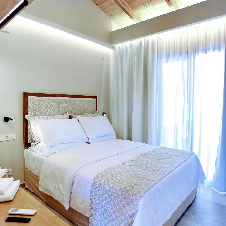 Postel nebo postele na pokoji v ubytování Demar Suites Vlycho Lefkada