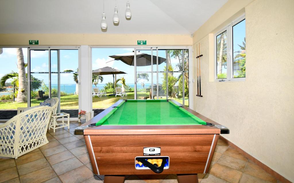 Biliár nebo kulečník v ubytování Villa Maya oceanfront with pool, jaccuzzi, wifi, jets in bathroom