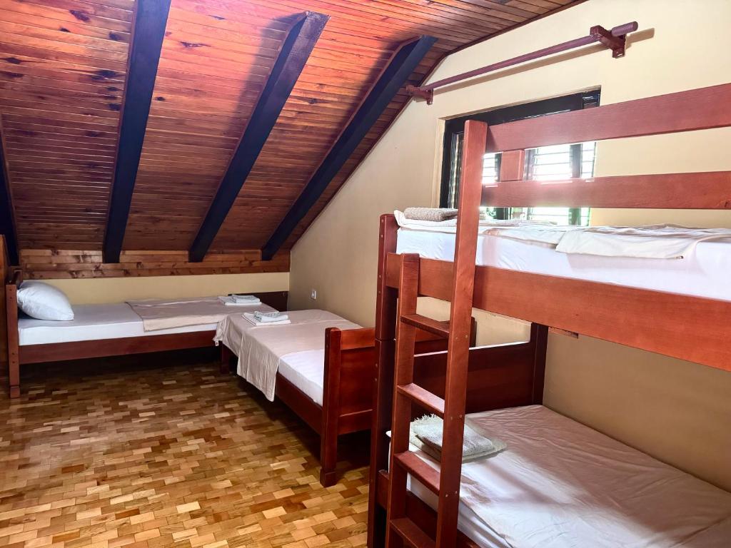 Postel nebo postele na pokoji v ubytování KotorHostelito