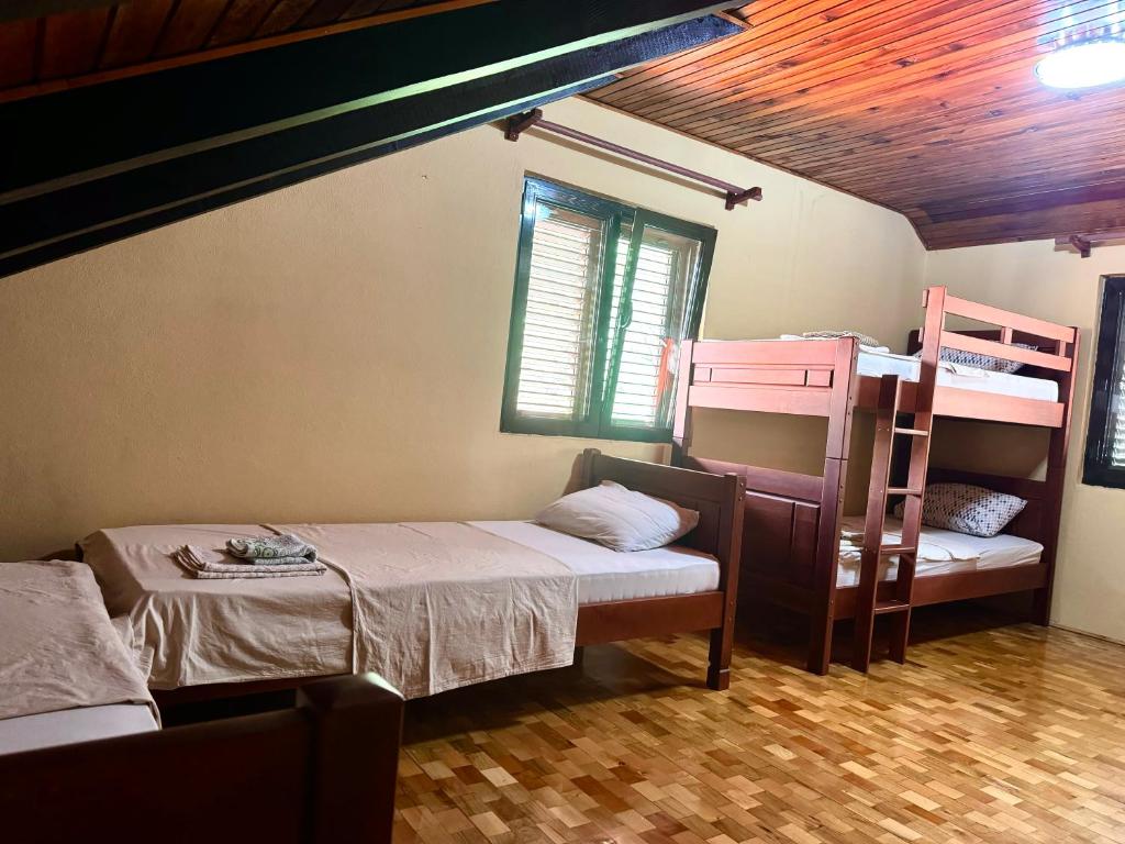 Postel nebo postele na pokoji v ubytování KotorHostelito