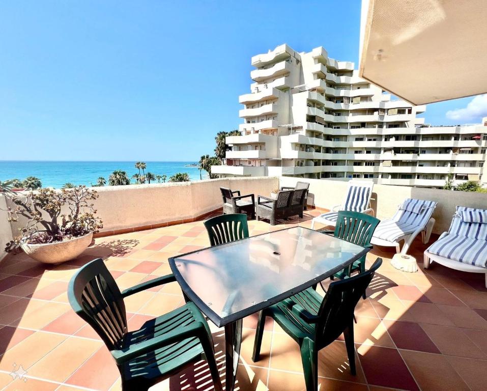 Sea Front Apartment with Large Terrace in Benalbeach