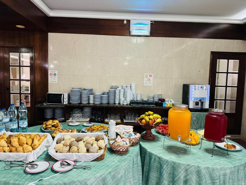 a table with a buffet of food and drinks at Hotel Colmeia in Monte Real
