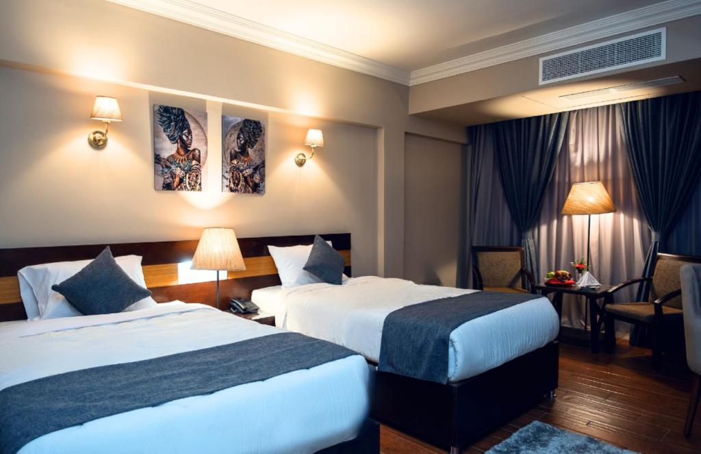 Postel nebo postele na pokoji v ubytování Marwa Palace Hotel Cairo