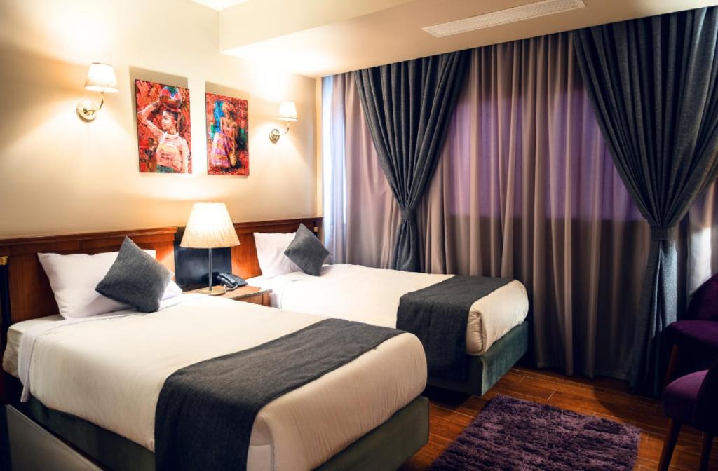 Postel nebo postele na pokoji v ubytování Marwa Palace Hotel Cairo
