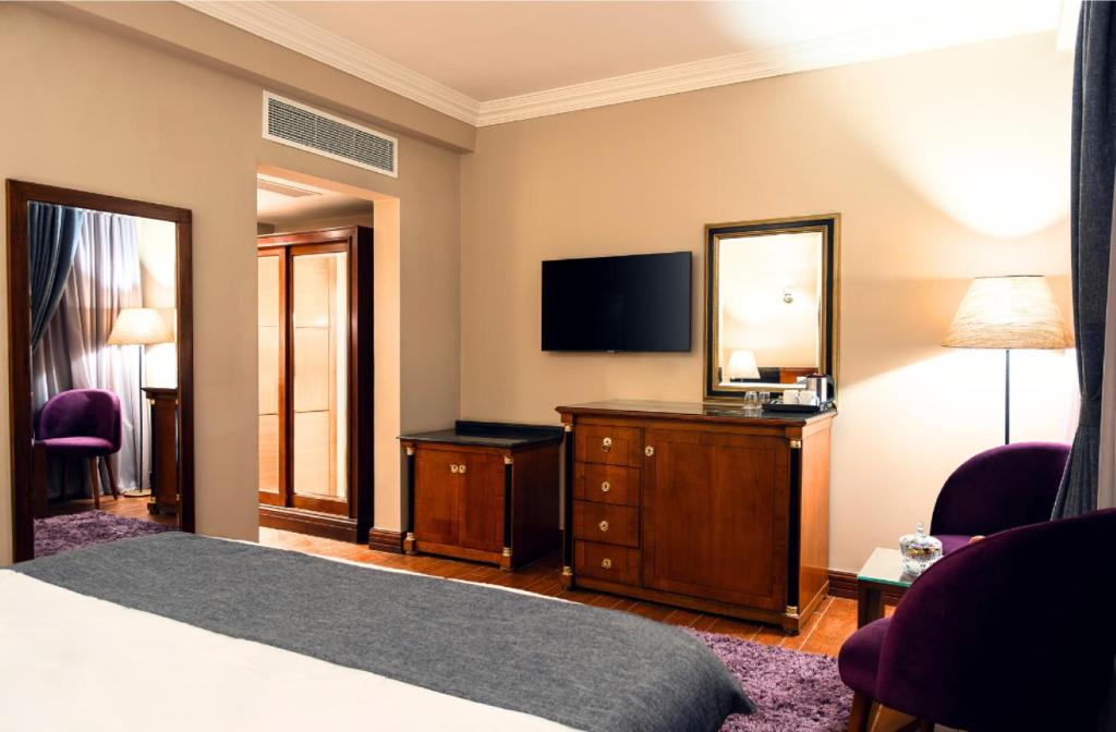 TV a/nebo společenská místnost v ubytování Marwa Palace Hotel Cairo