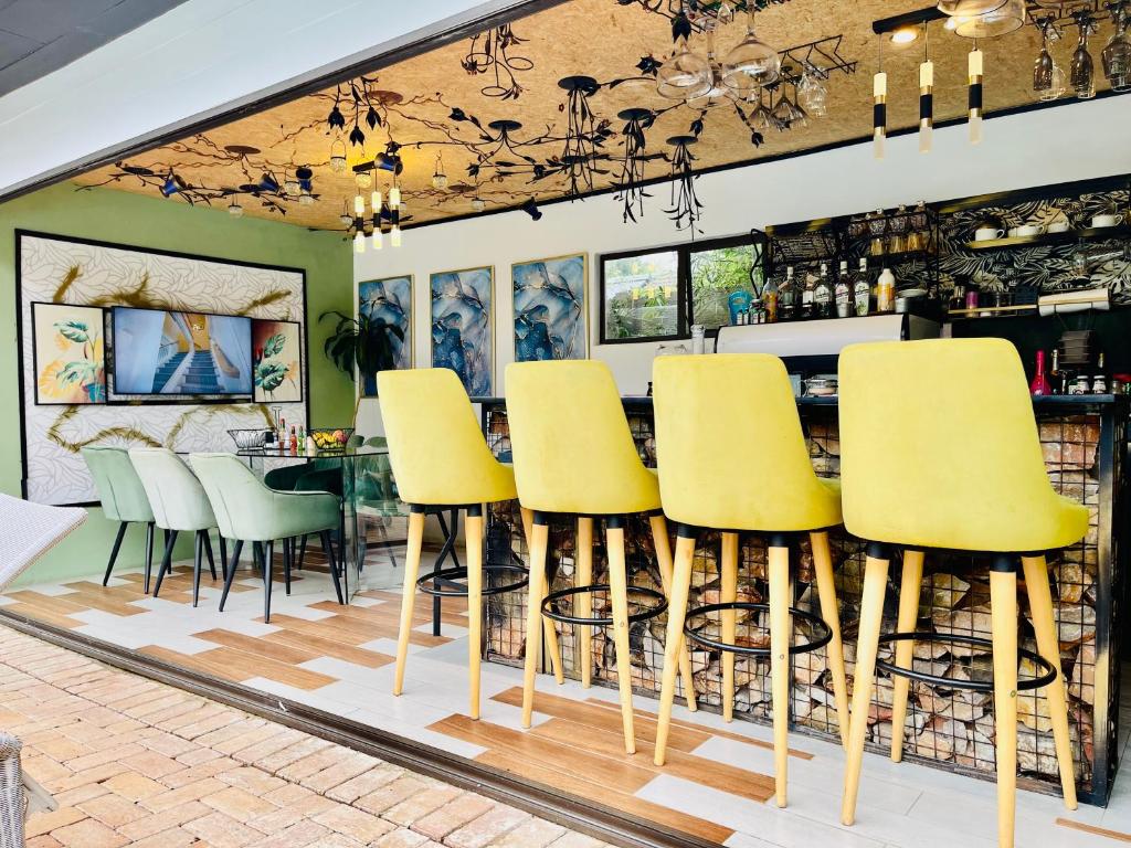 TV a/nebo společenská místnost v ubytování 24 On Basil Boutique Luxury Hotel
