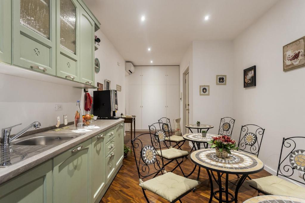 a kitchen with a table and chairs and a counter at Le Scalette Al Vaticano B&B in Rome