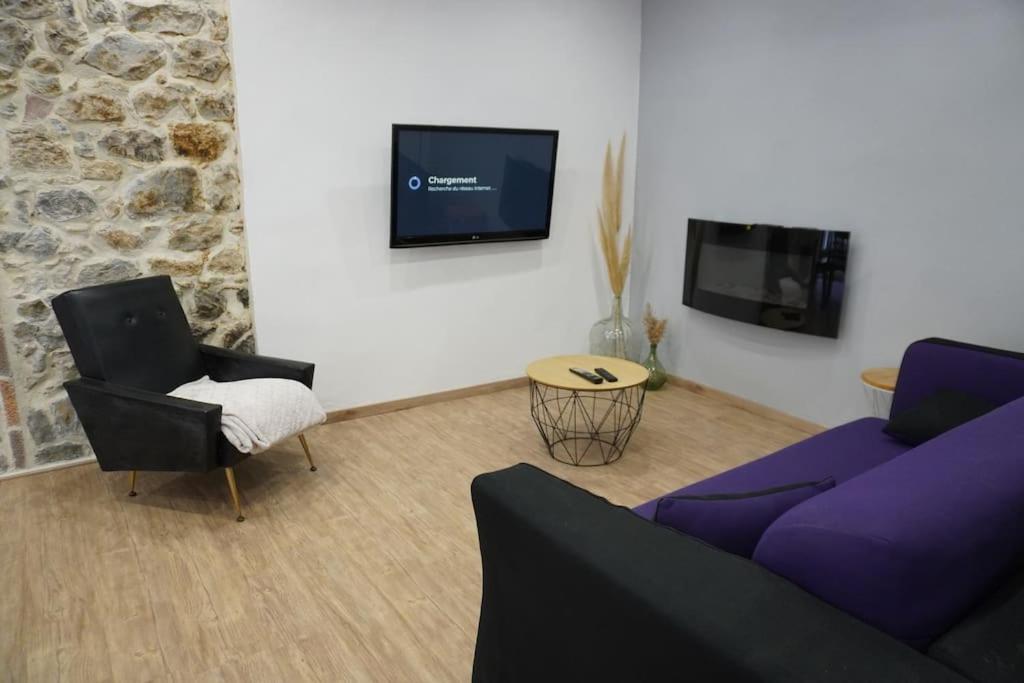 - un salon avec un canapé violet et une chaise dans l'établissement Jacobins-6 pers-Proche mer-Calme, à Lapalme