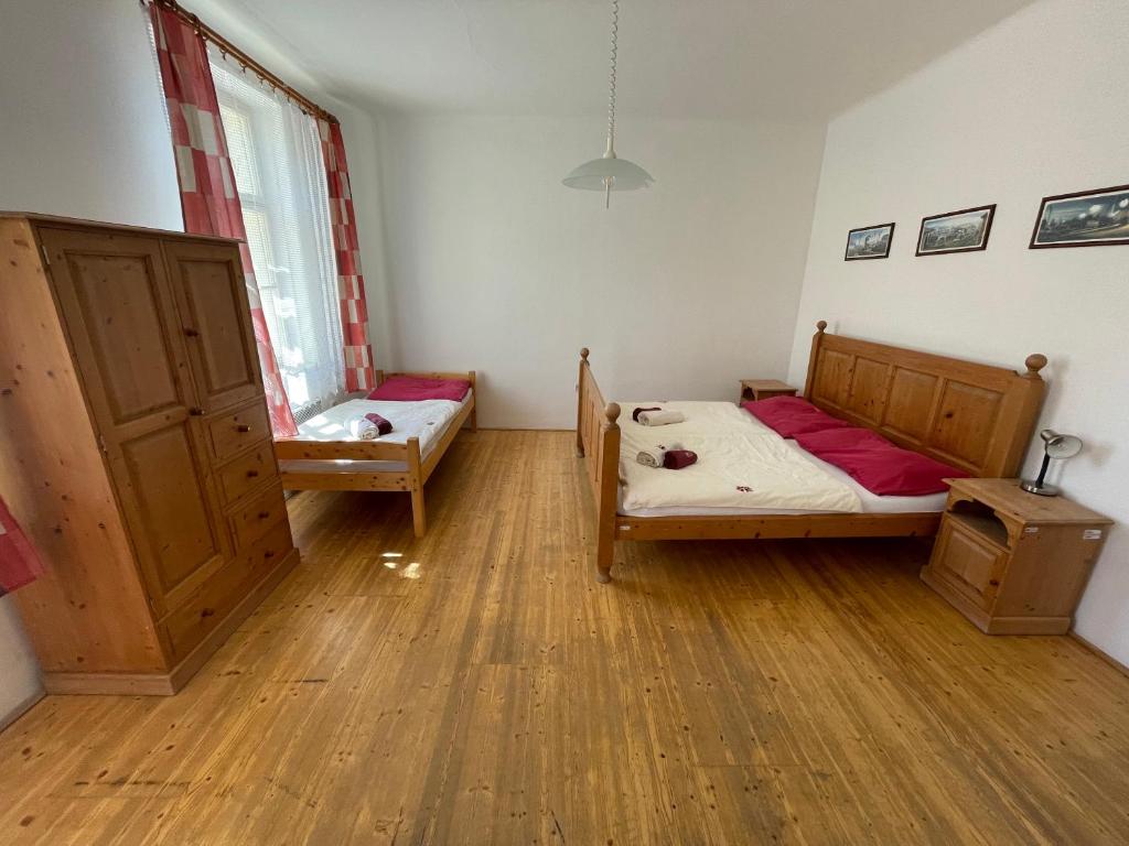 Postel nebo postele na pokoji v ubytování Úzkokolejky - apartmány Nová Bystřice