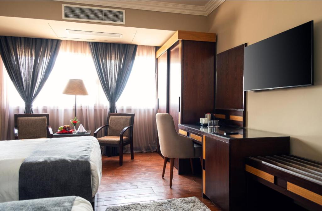 TV a/nebo společenská místnost v ubytování Marwa Palace Hotel Cairo
