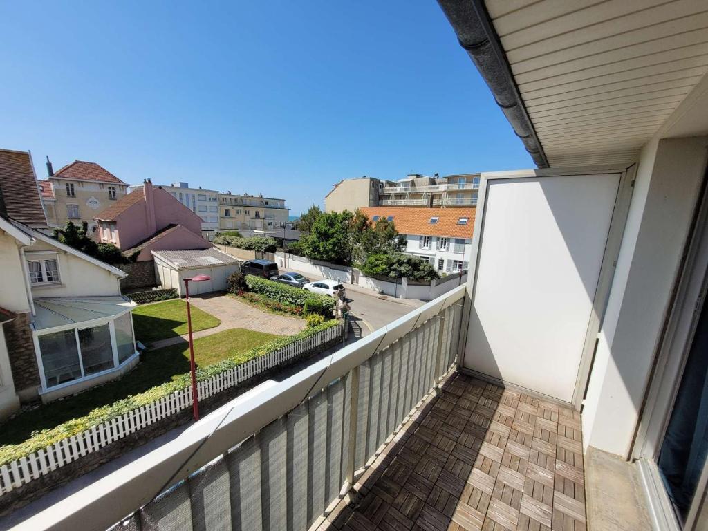 un balcon avec vue sur une rue dans l'établissement Appartement soigné à deux pas de la mer, balcon ensoleillé, confort et tranquillité à Wimereux - FR-1-675-37, à Wimereux