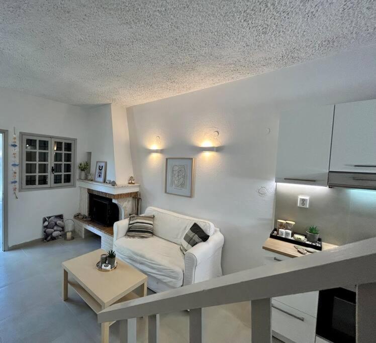 Кухня или мини-кухня в Casa calma -Selianitika 100m from the sea by ΜΡS
