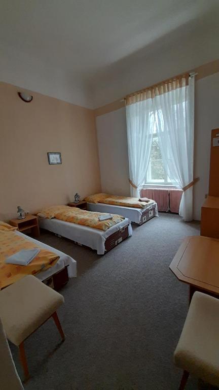 Penzion na zámku Bartošovice - Chambre Triple Avec Toilettes Partagées