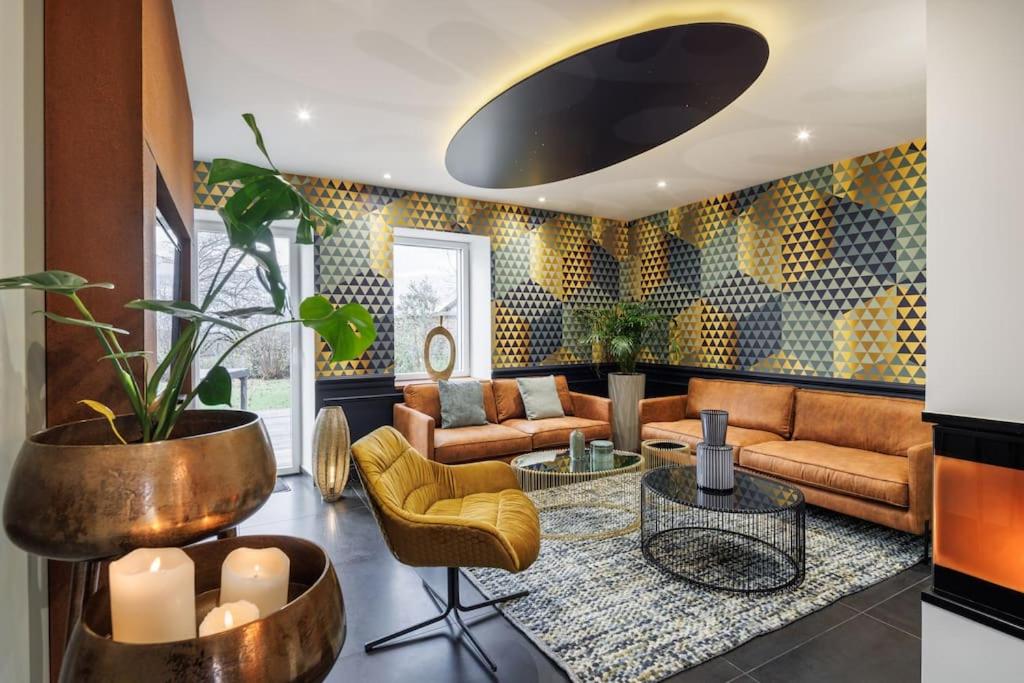 un salon avec un canapé et une table dans l'établissement La Maison Rossi, Demeure chic, à Augea