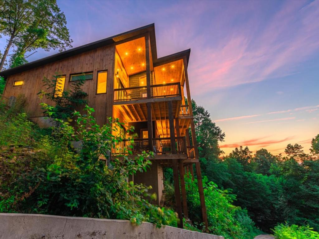 una casa en la ladera de una colina en Capstone - Modern Luxury Cabin Full Mountain View, en Blue Ridge