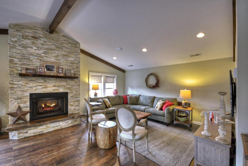 O zonă de relaxare la Main Street Cottage - Downtown Blue Ridge - Experience Downtown Living, Cozy King Bed, Full Kitchen, Comfortable Living Room