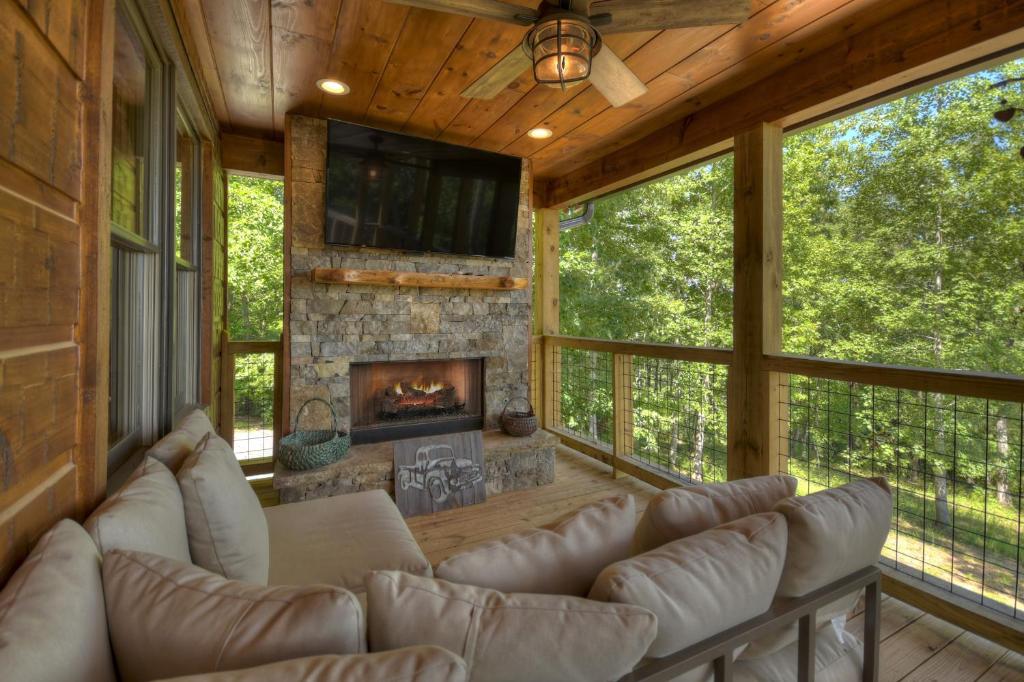 Ruang duduk di Once In A Blue Ridge - Mountain ViewDog Friendly