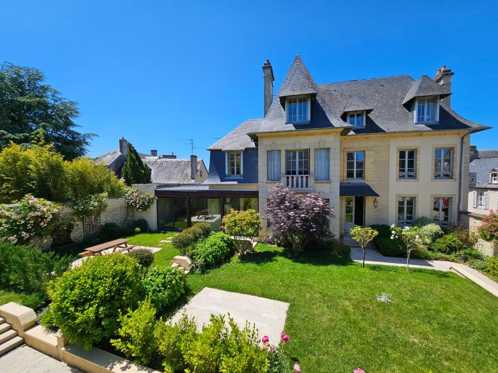 a large house with a garden in front of it at Villa Bajocasse, maison Bayeux Centre Historique - 4 chambres in Bayeux