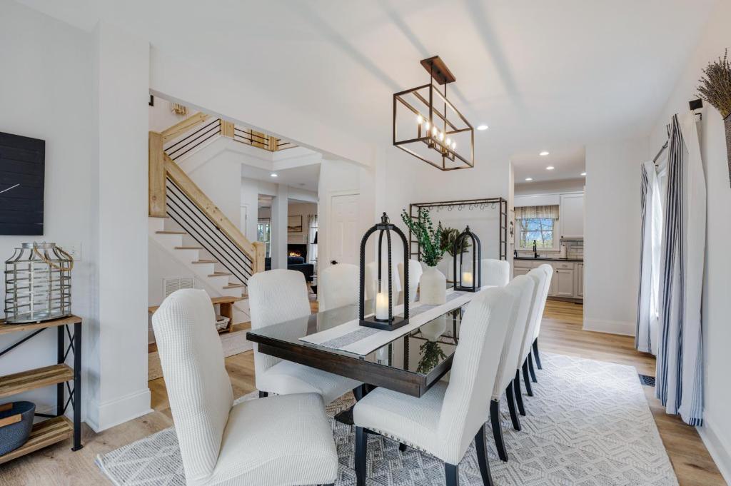 Φωτογραφία από το άλμπουμ του Scenic Ridge - Minutes to Downtown Blue Ridge - Pet Friendly, Hot Tub, Modern Amenities, Ping Pong Table, Fire Pit, Fenced In Ya σε Blue Ridge