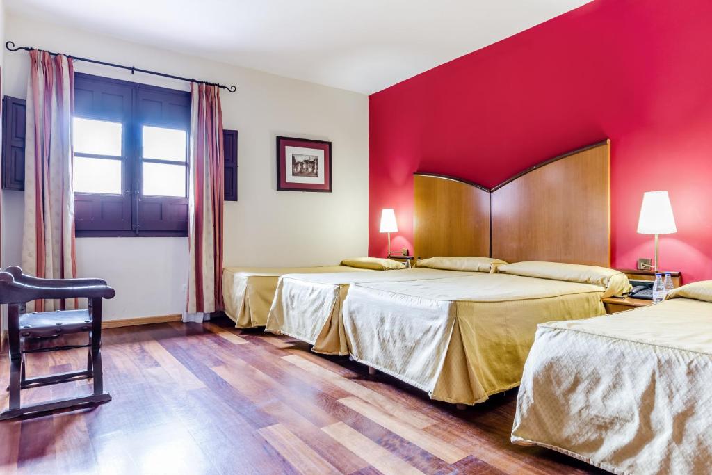Postel nebo postele na pokoji v ubytování Hotel Albarracín