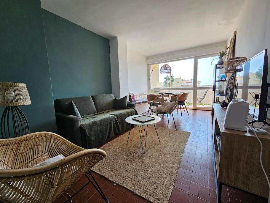 un salon avec un canapé et une table dans l'établissement Superbe vue mer pour ce T3, à Narbonne-Plage