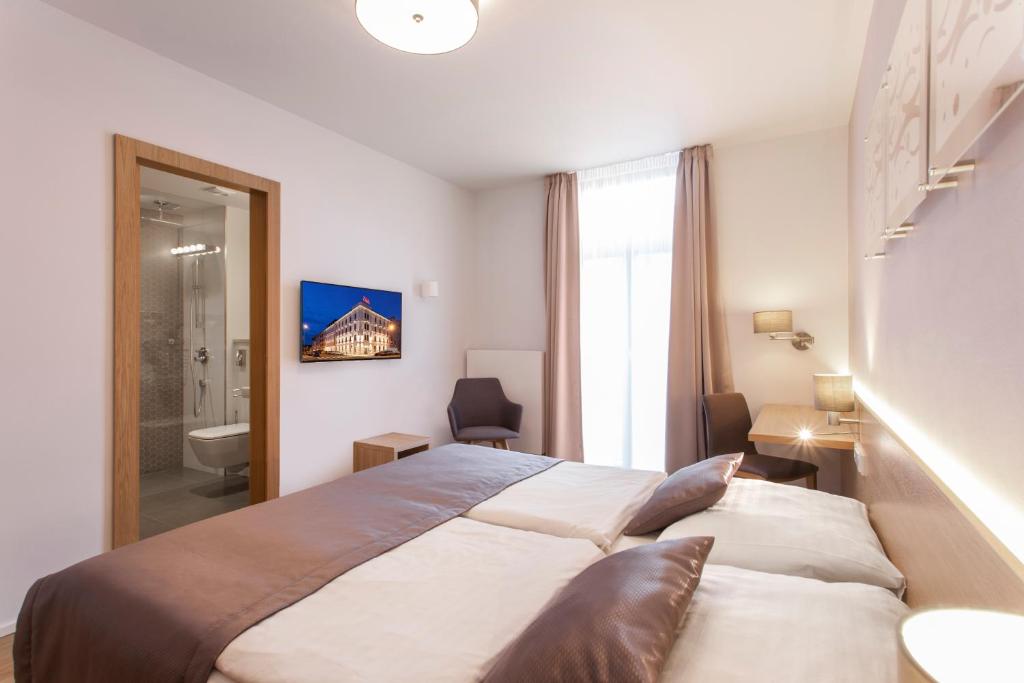 Postel nebo postele na pokoji v ubytování Hotel Carol