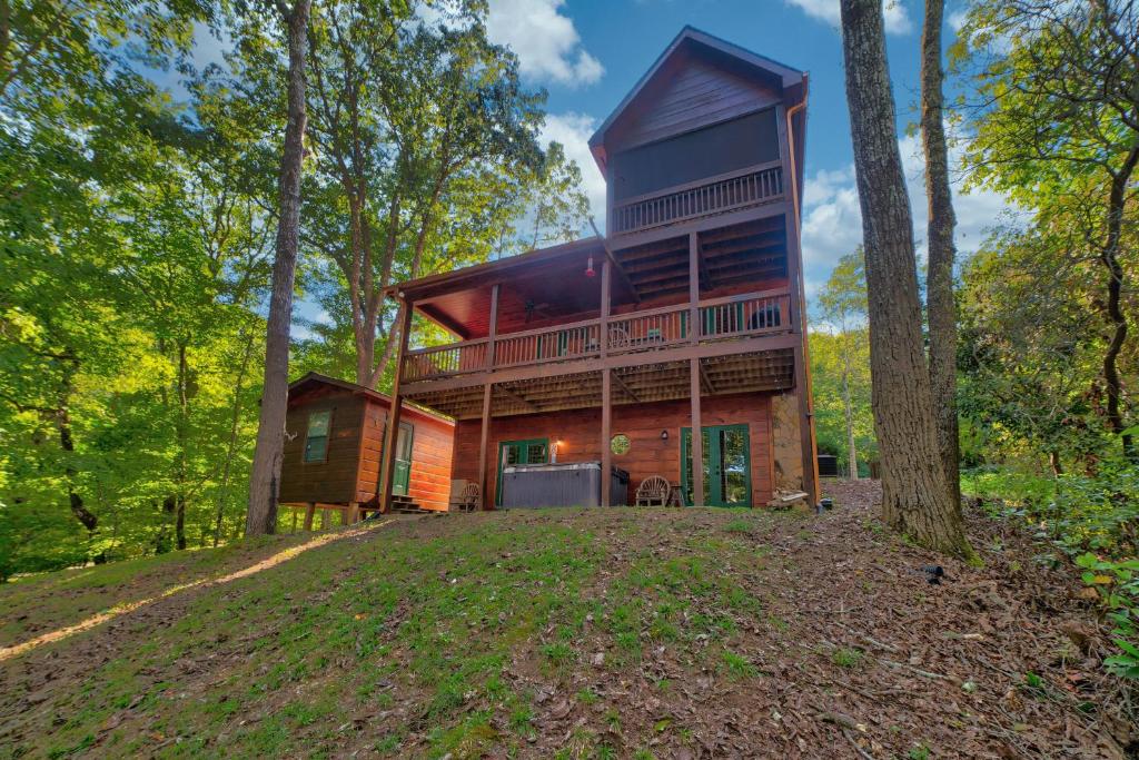 Zahrada ubytování Wise Mountain Hideaway - Pet Friendly Cabin