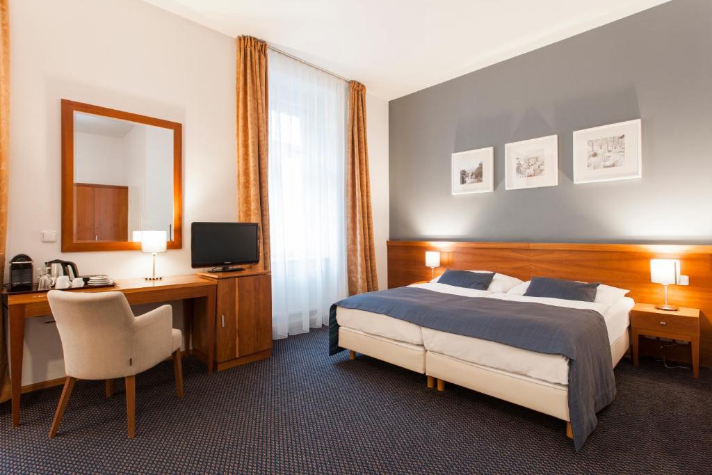 Postel nebo postele na pokoji v ubytování Hotel Carol