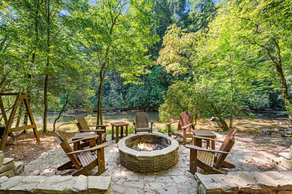 un grupo de sillas y una hoguera en un parque en Mountaintown Creek Lodge - Creek Front Fish Cabin - Creekside Relaxation With Fishing, Firepit, Hot Tub, Free-Standing Gas Heate, en Ellijay