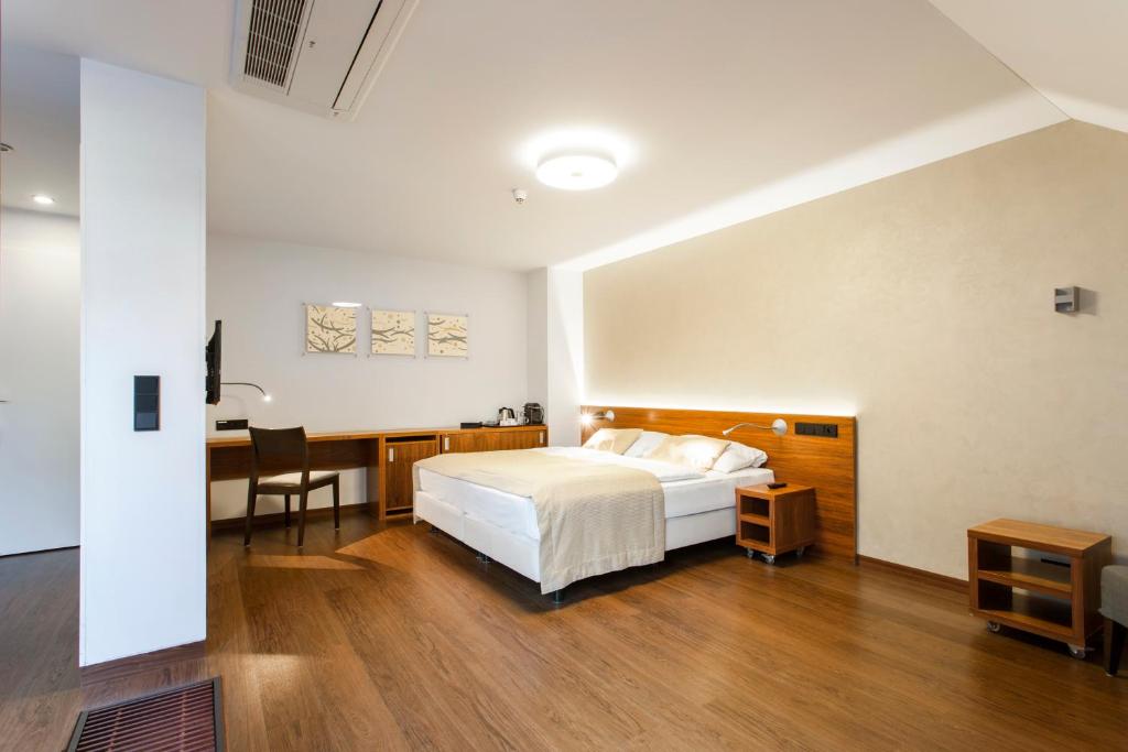 Postel nebo postele na pokoji v ubytování Hotel Carol