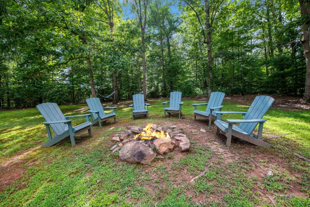 Zahrada ubytování The Loose Caboose - Blairsville GA - Lake Views, Cozy Fireplace, Screened Porch, Free Firewood, Corn Hole Boards, Tire Swing, Ha