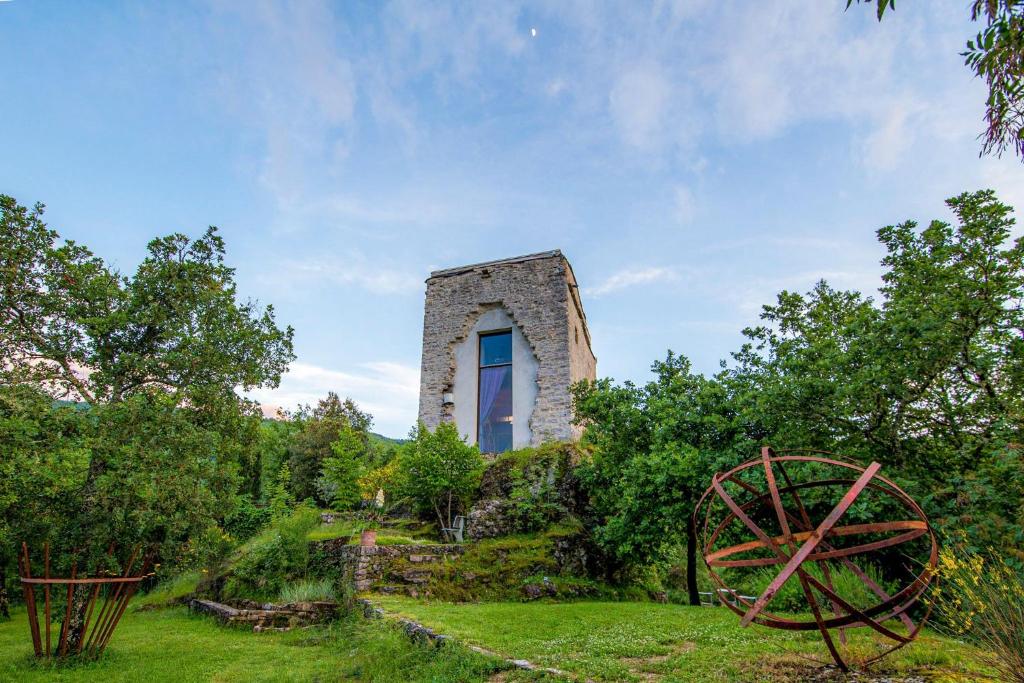 een stenen gebouw in het midden van een veld bij Torre di Riosecco in Arezzo