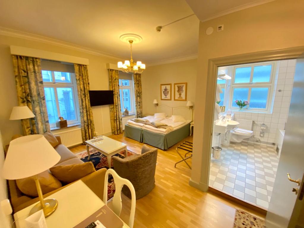 un soggiorno con letto e un bagno di Hotel Royal a Göteborg