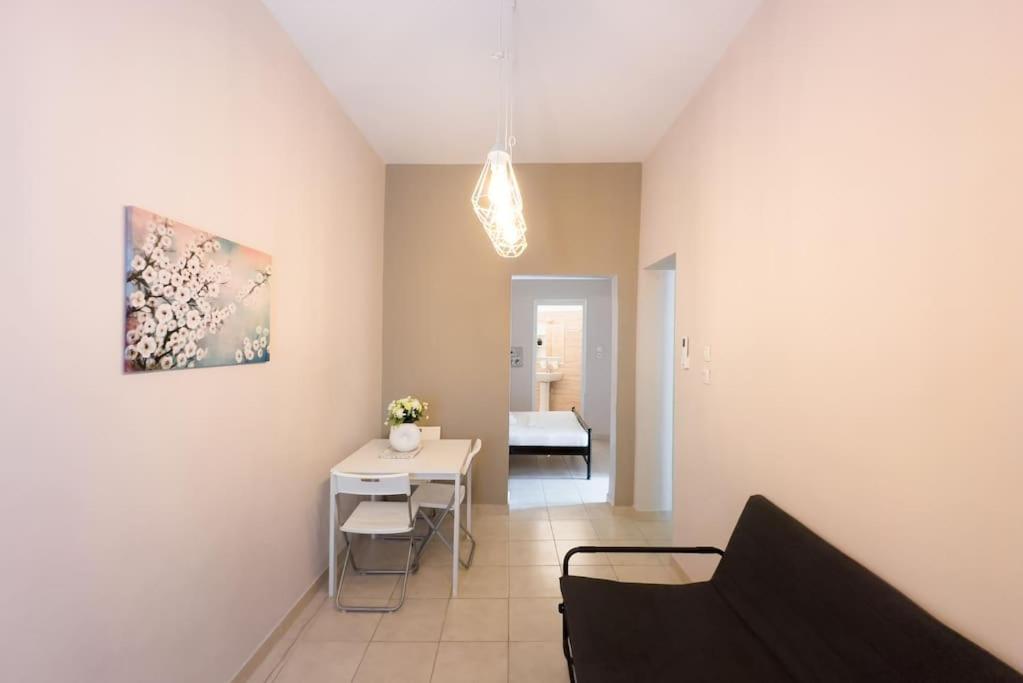 Fotografie z fotogalerie ubytování Minimalist Urban Apt near Port v destinaci Piraeus