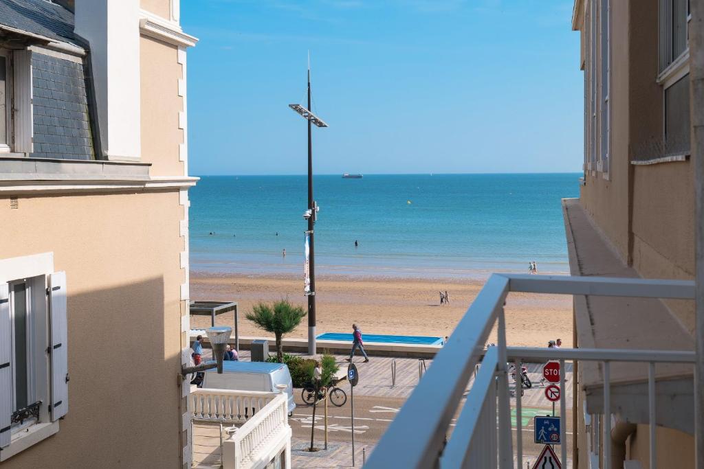 un balcon avec vue sur la plage et l'océan dans l'établissement Appartement a deux pas de la plage des Sables d Olonne 4 personnes, à Les Sables-dʼOlonne