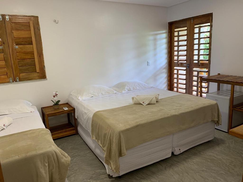 ein Schlafzimmer mit großem Bett und Fenster in der Unterkunft Pousada Mira in Barra Grande