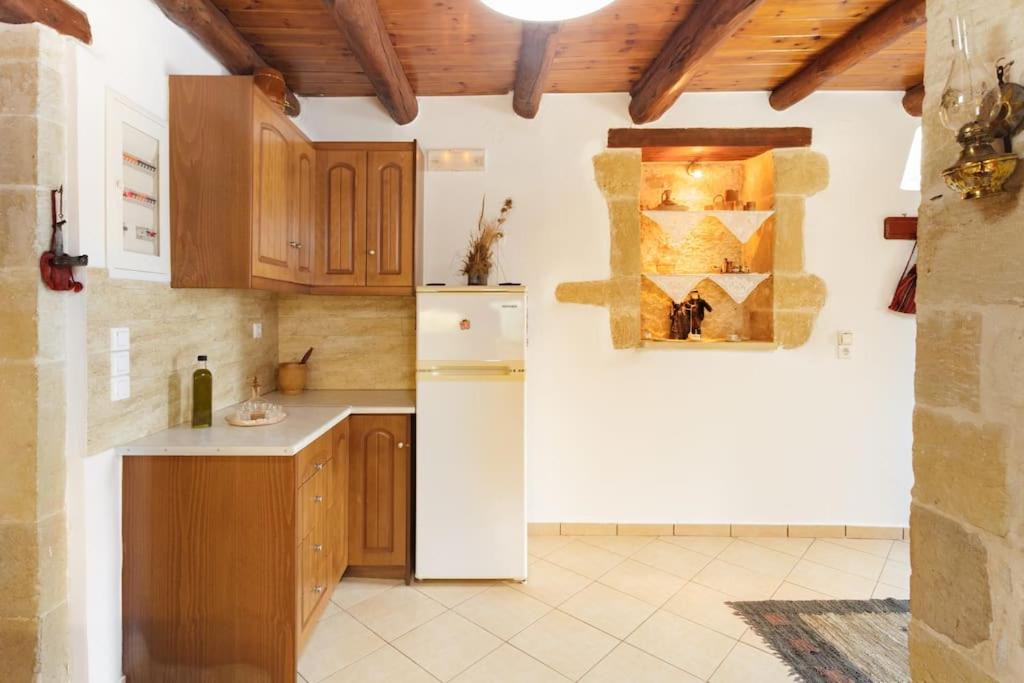 Kuchnia lub aneks kuchenny w obiekcie Tzitzifes Stone Mansion