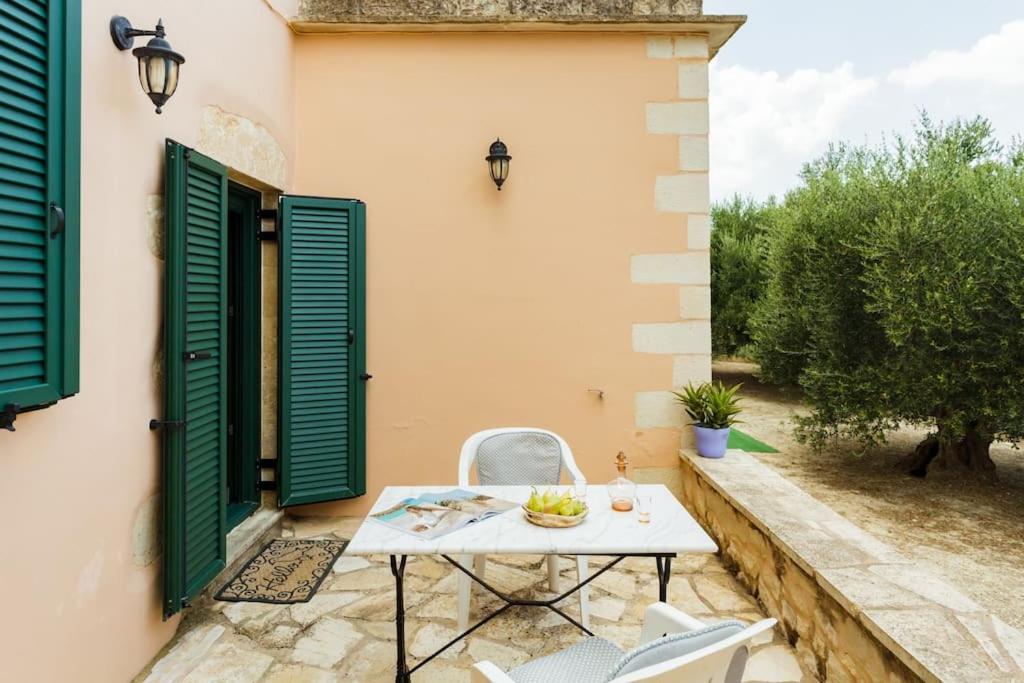 Patio lub wspólna przestrzeń na świeżym powietrzu w obiekcie Tzitzifes Stone Mansion